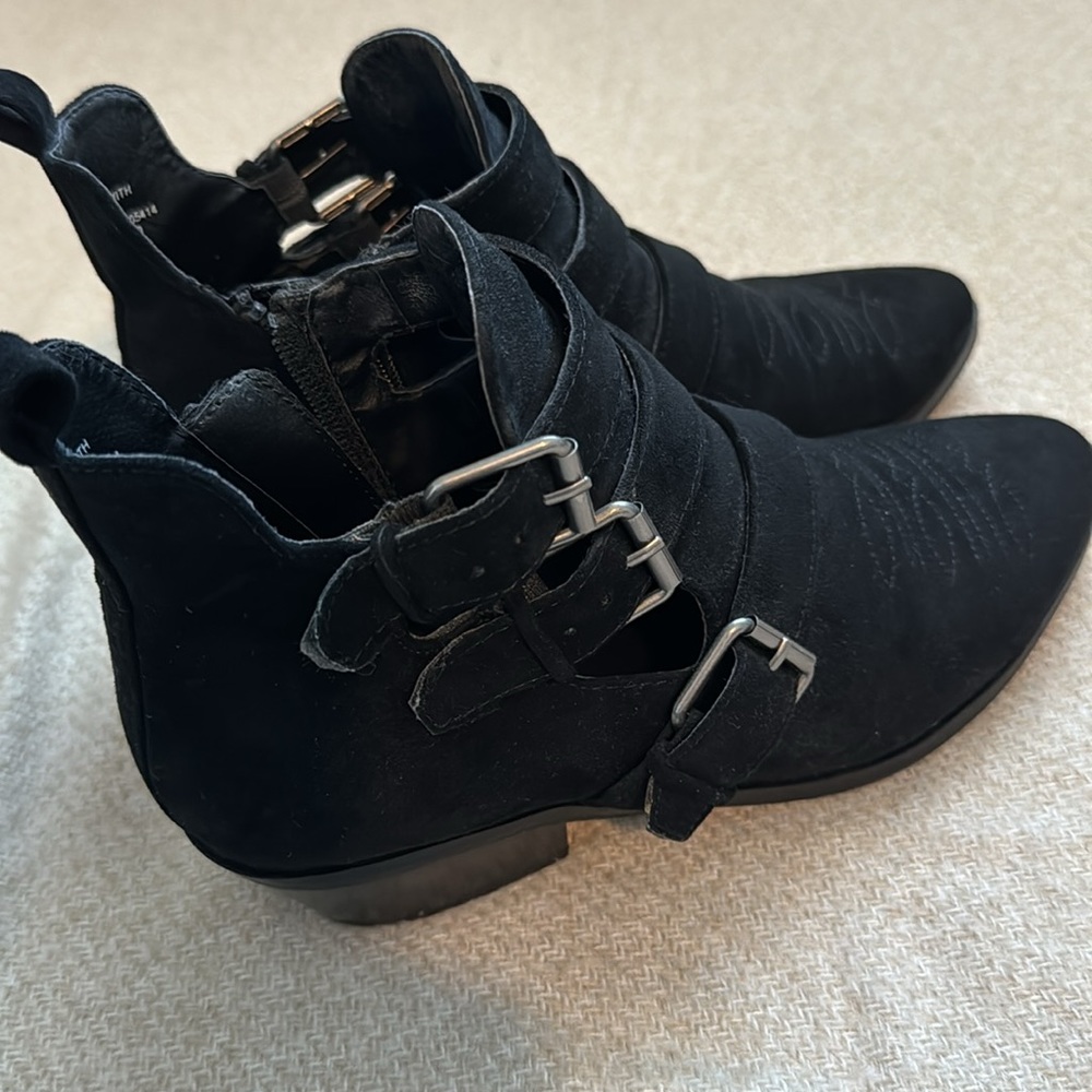 Universal Thread Ankle Boot - Picture 2 of 3